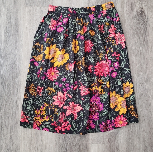 Vintage Dresses & Skirts - Vintage Midi Dark Floral Skirt with Pockets